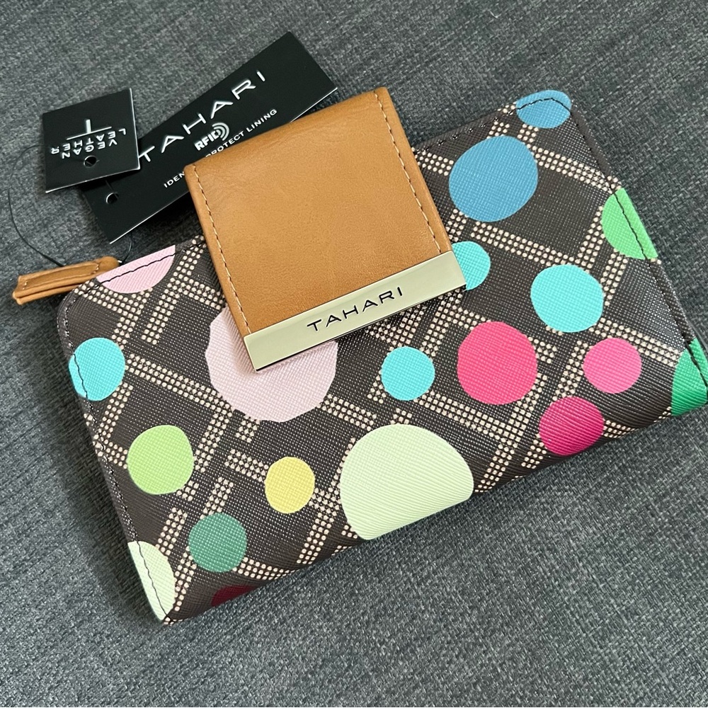 NWT TAHARI WALLET ORGANIZER CASE